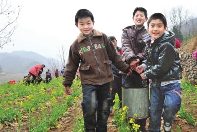 抬水澆樹(shù)傳友情 抬水澆樹(shù)傳友情