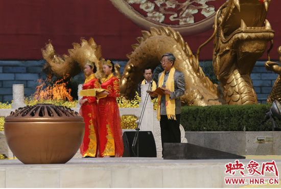 中華炎黃文化研究會(huì)會(huì)長(zhǎng)許嘉璐宣讀拜祖大典拜祭文。映象網(wǎng)記者 邵恰 攝