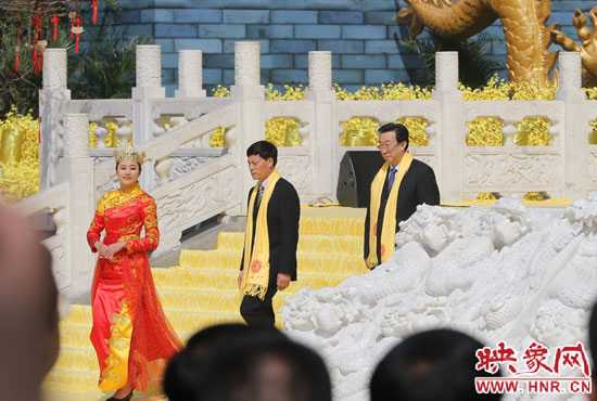 　河南省委書記、省人大常委會(huì)主任郭庚茂，河南省省長(zhǎng)謝伏瞻敬獻(xiàn)花籃。映象網(wǎng)記者 邵恰 攝