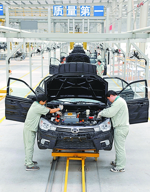 　　4月16日，新鄉(xiāng)市新能電動(dòng)汽車有限公司的工作人員在電動(dòng)汽車生產(chǎn)流水線上作業(yè)。目前，新鄉(xiāng)現(xiàn)有規(guī)模以