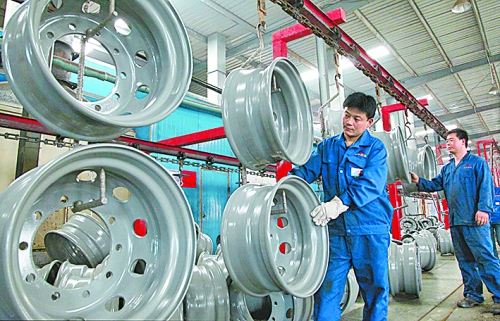 4月25日，許昌恒豐實業(yè)有限公司的員工正在生產(chǎn)重卡車輪。喬利峰 攝