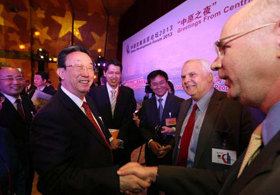 3月24日晚，省委書記、省長(zhǎng)郭庚茂在參加中國(guó)發(fā)展高層論壇“中原之夜”活動(dòng)時(shí)與外商親切握手交談。