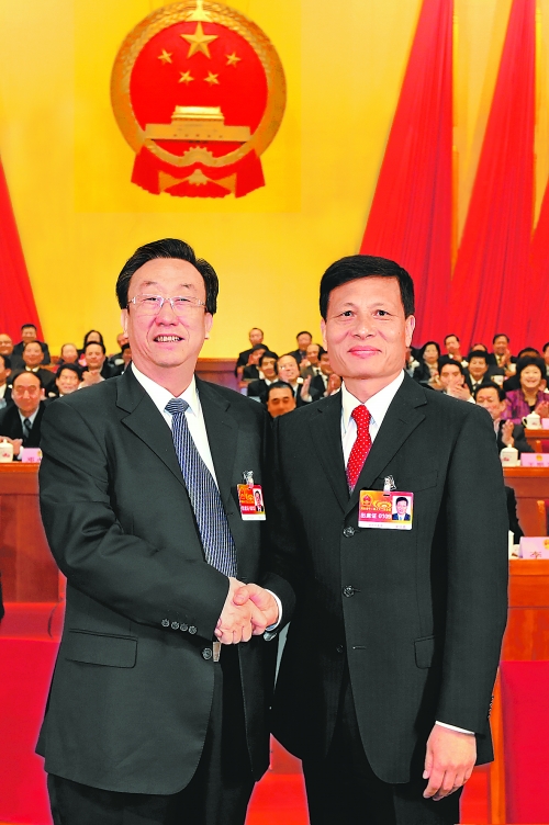 4月2日上午，新當選的省人大常委會主任郭庚茂與新當選的省人民政府省長謝伏瞻親切握手。郭宇 董亮 攝