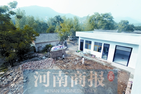 新校舍旁邊，是徐云玲和學生們用了多年的石頭校舍 河南商報記者 鄧萬里/攝