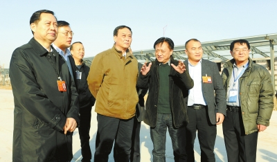 　　鄭州手拉手集團董事長賈長明（右三）向省農(nóng)業(yè)廳廳長朱孟洲（右四），省政府副秘書長、省政府駐京辦主任