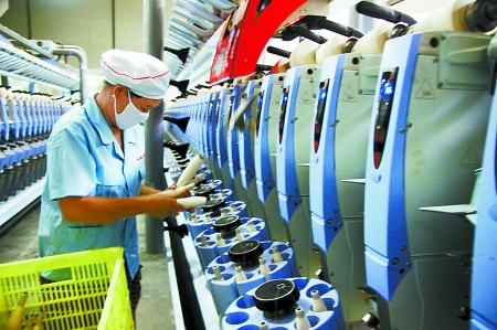 7月3日，在鄧州市永泰棉紡有限公司電腦控制全自動(dòng)紡紗車(chē)間，紡織工人正在生產(chǎn)棉紗。