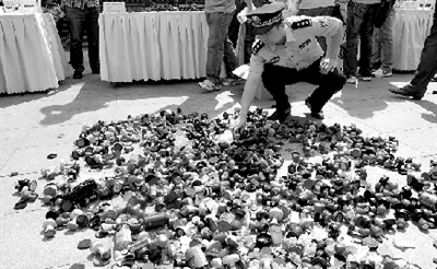 河南公安機關在省人民會堂舉辦“打四黑除四害” 河南公安機關在省人民會堂舉辦“打四黑除四害”