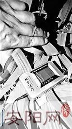 安陽(yáng)男子打開車門盜竊 剛好被車主逮個(gè)正著 安陽(yáng)男子打開車門盜竊 剛好被車主逮個(gè)正著