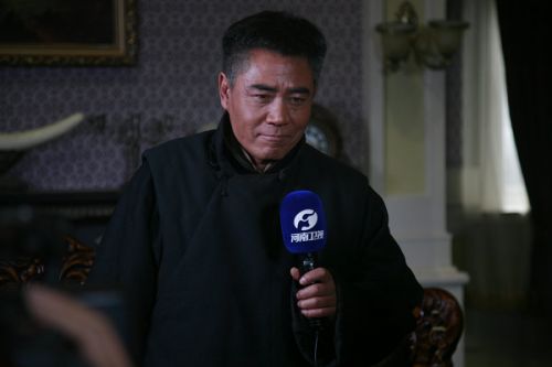 陳寶國接受河南衛(wèi)視專訪。