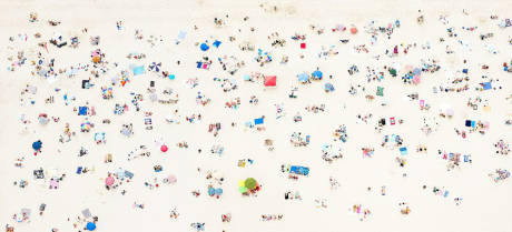 攝影師懸掛直升機(jī)外 千米高空拍海灘美景 攝影師懸掛直升機(jī)外 千米高空拍海灘美景