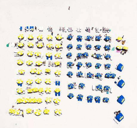 攝影師懸掛直升機(jī)外 千米高空拍海灘美景 攝影師懸掛直升機(jī)外 千米高空拍海灘美景