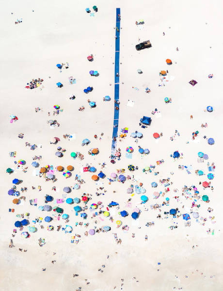 攝影師懸掛直升機(jī)外 千米高空拍海灘美景 攝影師懸掛直升機(jī)外 千米高空拍海灘美景