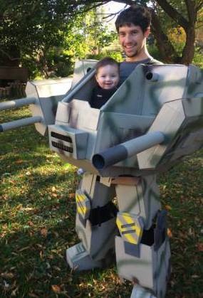 美國父親為孩子萬圣節(jié)變身造“機(jī)甲” 美國父親為孩子萬圣節(jié)變身造“機(jī)甲”