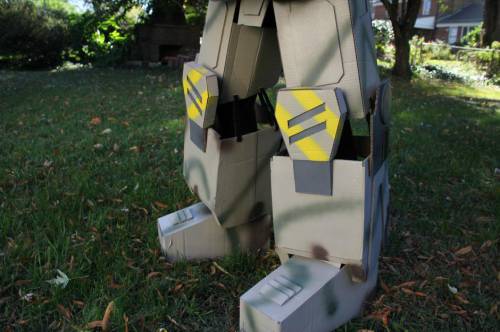 美國父親為孩子萬圣節(jié)變身造“機(jī)甲” 美國父親為孩子萬圣節(jié)變身造“機(jī)甲”