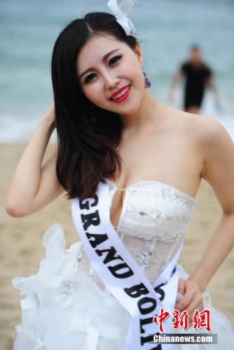 環(huán)球夫人全球總決賽上演泳裝秀 環(huán)球夫人全球總決賽上演泳裝秀