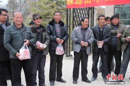 甘肅山村一支書發(fā)百萬分紅現(xiàn)金 甘肅山村一支書發(fā)百萬分紅現(xiàn)金