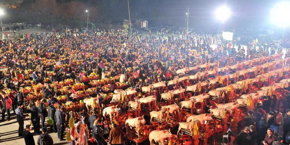 兩岸數(shù)千信眾共祭 兩岸數(shù)千信眾共祭