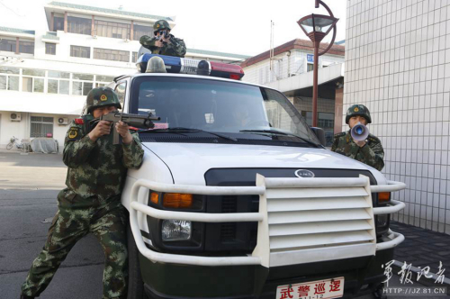 長(zhǎng)安街武警:全副武裝執(zhí)勤 最矮1米8 長(zhǎng)安街武警:全副武裝執(zhí)勤 最矮1米8