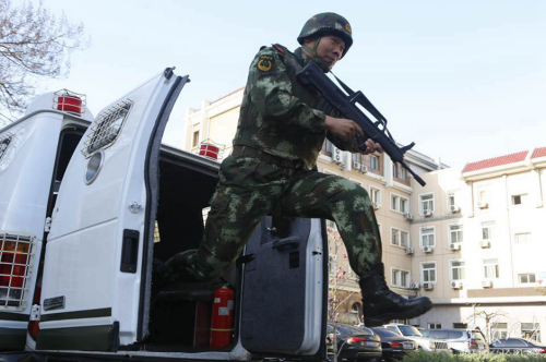 長(zhǎng)安街武警:全副武裝執(zhí)勤 最矮1米8 長(zhǎng)安街武警:全副武裝執(zhí)勤 最矮1米8