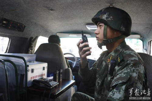 長(zhǎng)安街武警:全副武裝執(zhí)勤 最矮1米8 長(zhǎng)安街武警:全副武裝執(zhí)勤 最矮1米8