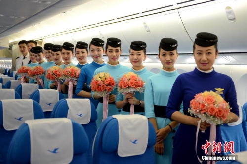 廈航空乘全面換裝 新制服凸顯國際范 廈航空乘全面換裝 新制服凸顯國際范