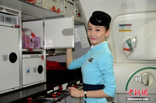 廈航空乘全面換裝 新制服凸顯國際范 廈航空乘全面換裝 新制服凸顯國際范