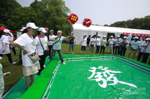 武漢市民開(kāi)打巨型麻將 武漢市民開(kāi)打巨型麻將