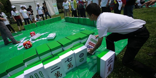 武漢市民開(kāi)打巨型麻將 武漢市民開(kāi)打巨型麻將