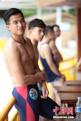 學(xué)生參加?；ㄐ２荽筚?穿比基尼秀身材