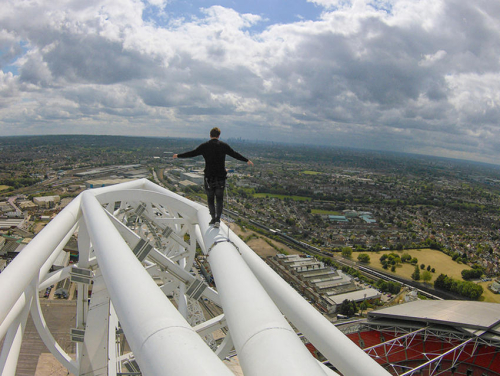 英國(guó)恐高癥小伙登頂134米溫布利球場(chǎng) 英國(guó)恐高癥小伙登頂134米溫布利球場(chǎng)