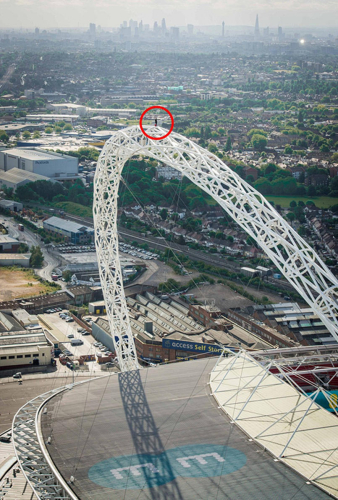 英國(guó)恐高癥小伙登頂134米溫布利球場(chǎng) 英國(guó)恐高癥小伙登頂134米溫布利球場(chǎng)