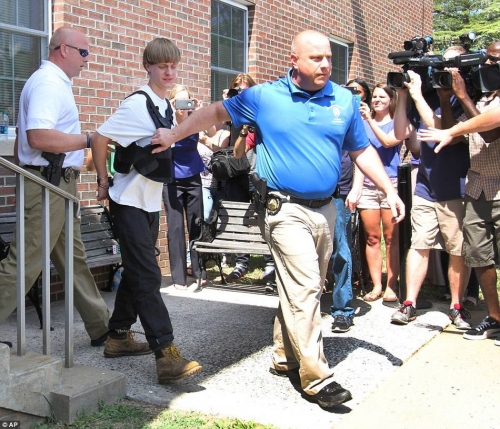 這個白人男子沖進(jìn)教堂殺死9名黑人 這個白人男子沖進(jìn)教堂殺死9名黑人