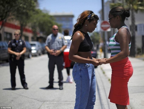 這個白人男子沖進(jìn)教堂殺死9名黑人 這個白人男子沖進(jìn)教堂殺死9名黑人