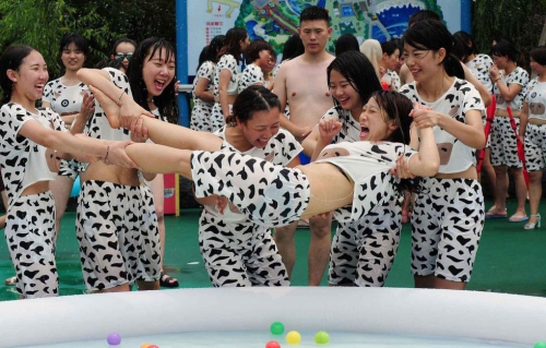 杭州百名辣媽穿奶牛比基尼潑奶 杭州百名辣媽穿奶牛比基尼潑奶