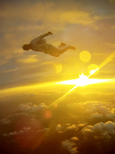 三名男子從四千米高空跳傘 挑戰(zhàn)極限 三名男子從四千米高空跳傘 挑戰(zhàn)極限