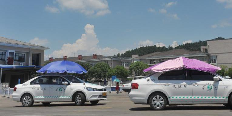 杭州一駕?，F遮陽新招 教練車車頂撐傘