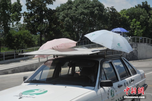 杭州一駕?，F遮陽新招 教練車車頂撐傘