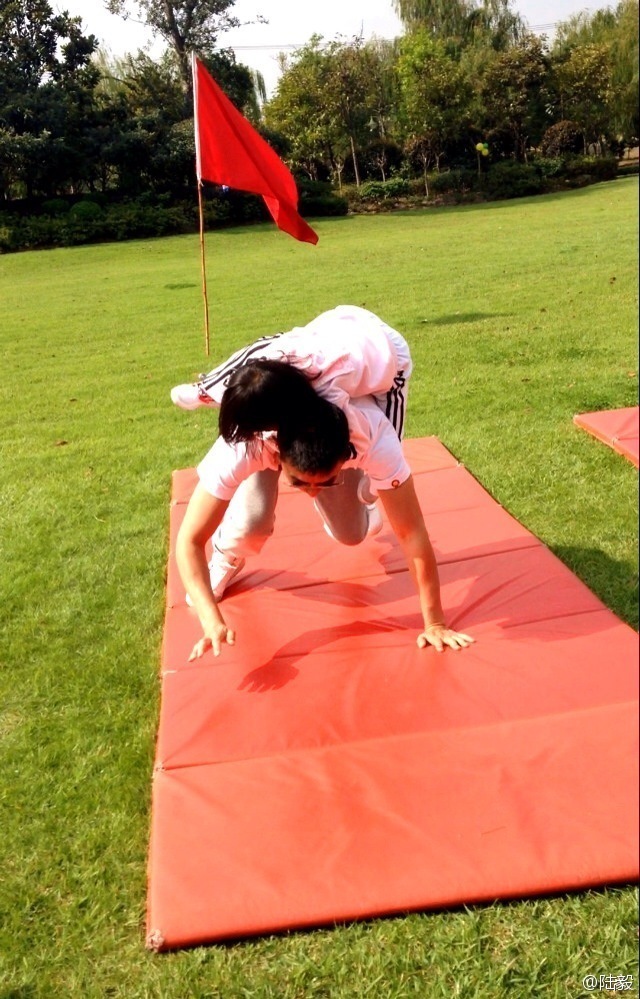 陸毅攜女參加親子運(yùn)動(dòng)會(huì)同做游戲 陸毅攜女參加親子運(yùn)動(dòng)會(huì)同做游戲