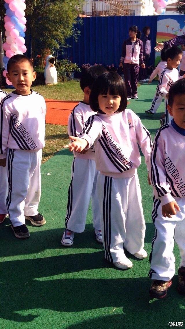 陸毅攜女參加親子運(yùn)動(dòng)會(huì)同做游戲 陸毅攜女參加親子運(yùn)動(dòng)會(huì)同做游戲