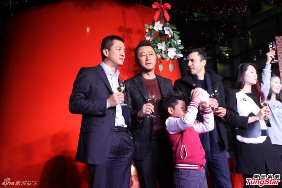 李亞鵬、郭濤父子相活動(dòng)