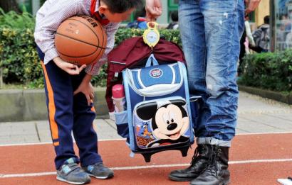 10月28日，記者對成都市某小學(xué)學(xué)生的書包進(jìn)行稱重，該學(xué)生書包的重量為7.8公斤