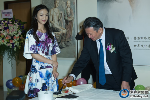 湯唯出席父親湯余銘的“世界文化遺產(chǎn)繪畫展”站臺(tái) 湯唯出席父親湯余銘的“世界文化遺產(chǎn)繪畫展”站臺(tái)