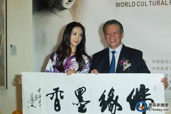 湯唯出席父親湯余銘的“世界文化遺產(chǎn)繪畫展”站臺(tái) 湯唯出席父親湯余銘的“世界文化遺產(chǎn)繪畫展”站臺(tái)