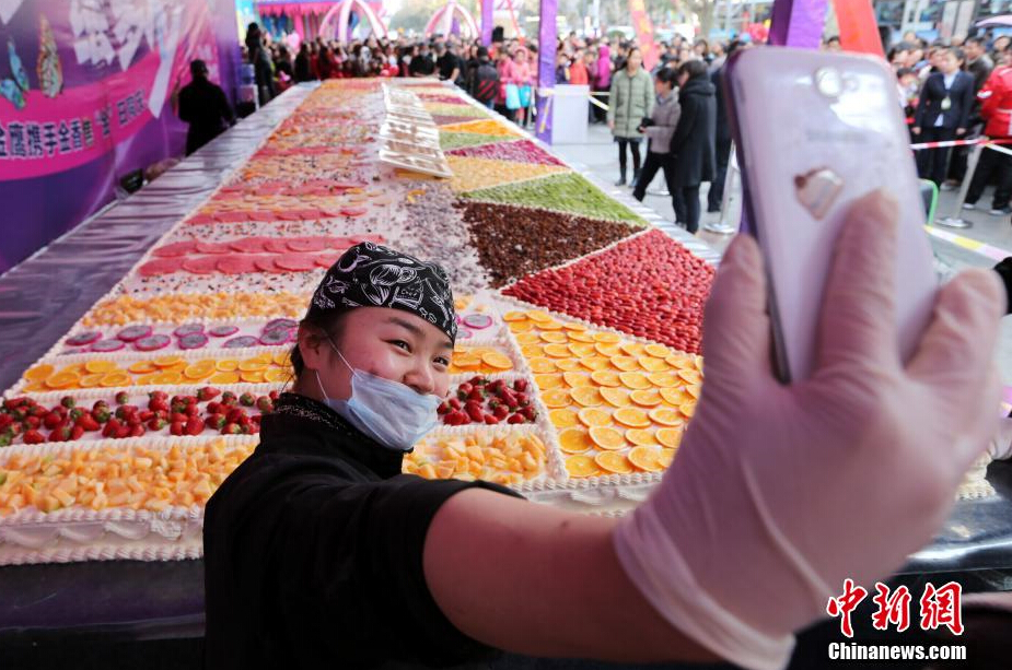 有錢就是任性:巨型蛋糕亮相街頭 僅水果用去200公斤 有錢就是任性:巨型蛋糕亮相街頭 僅水果用去200公斤