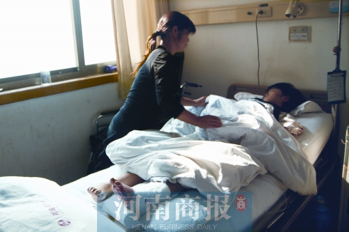 14歲的小美躺在病床上，左腿摔傷的部位還纏著繃帶