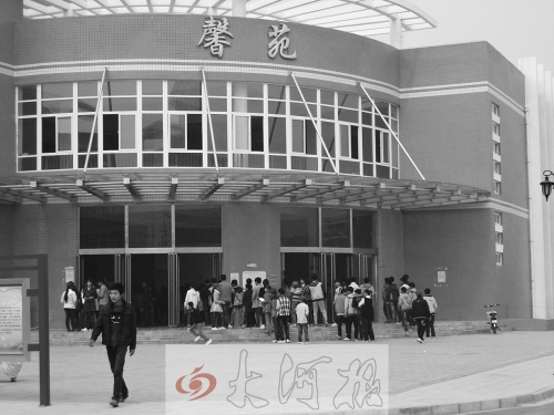 學生們排隊進入食堂就餐，對于統(tǒng)一15元的收費標準，不少學生和家長很不理解。