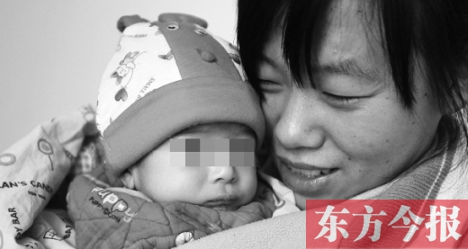鄭州兒童福利院工作人員，小心地照看著一名體型瘦小的棄嬰
