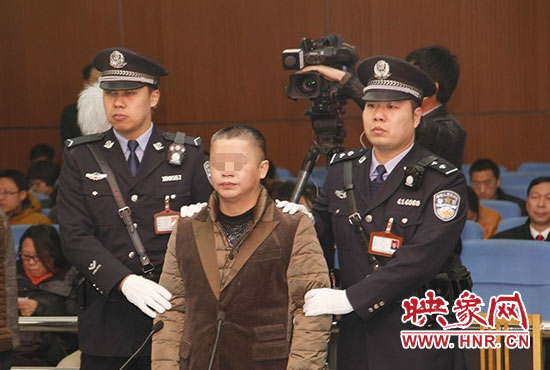 被告人被法警帶上法庭時(shí)，身上沒有戒具，也沒有剃光頭。（圖片來源于微博@豫法陽光）
