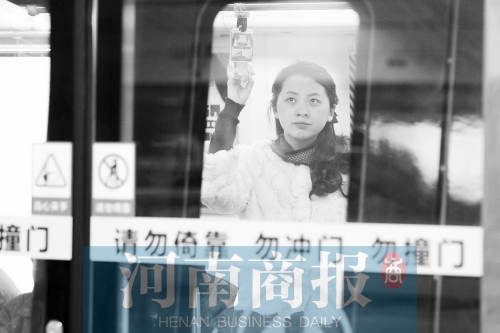 首個上班高峰，地鐵乘客以年輕的上班族為主