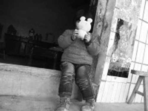 對自己的怪病，依依懵然無知。